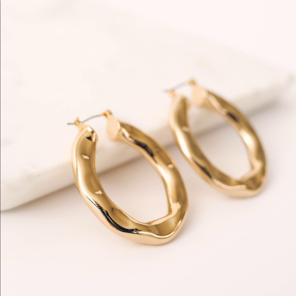 🆕Adella Metallic Hammered Gold Hoop Earrings - Picture 7 of 7